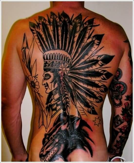 满背惊人的黑色印度部落酋长和箭花朵羽毛纹身图案